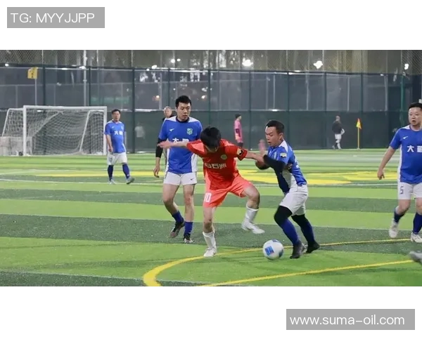 全新视角捕捉激情瞬间摄像机直播业余足球比赛点燃球迷热情